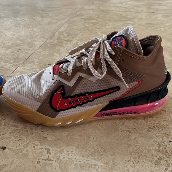 Lebron 18 Low Wile E. Coyote Vs. Roadrunner Basketball Shoes Men Size 10 New - Picture 3 of 6